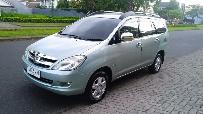 Toyota Kijang Innova 2005 Bensin