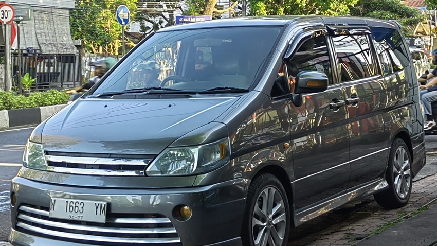 TDP 30 jt Nissan Serena 2.0 CT Automatic 2010 Abu-Abu Kredit Murah