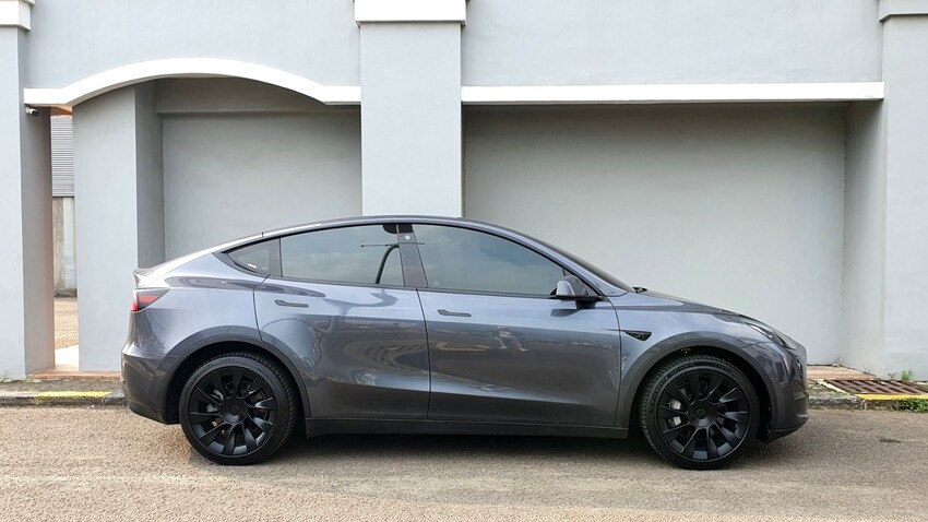LOW KM !! TESLA MODE Y LONG RANGE AWD DUAL MOTOR 2022 / 2023 GREY