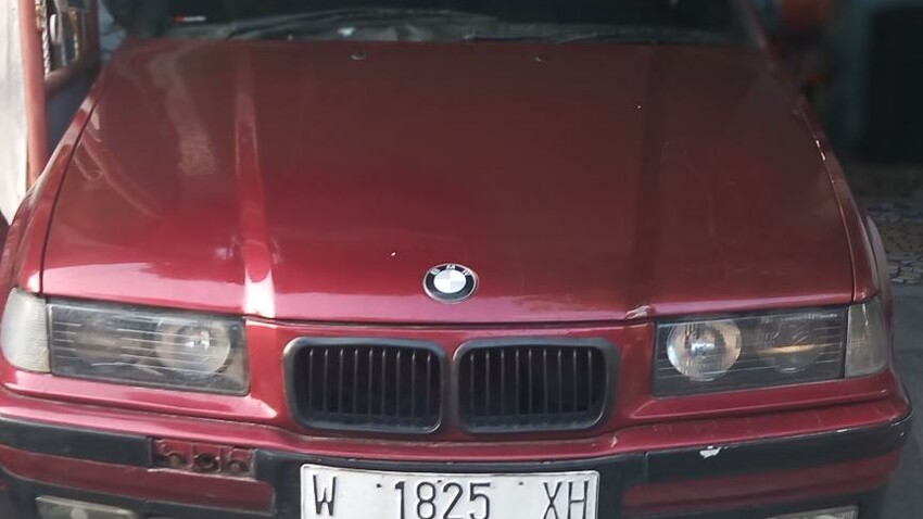 BMW 320i MT Th 1994 Bensin - Merah