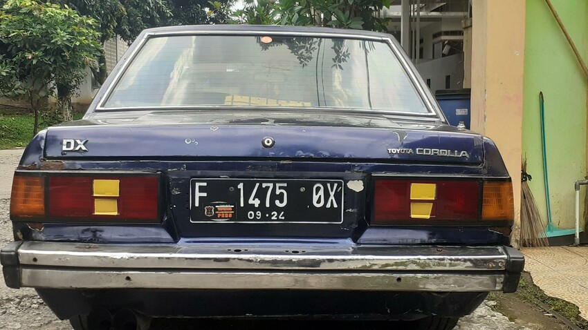 2 unit mobil charade G10 dan Corolla DX