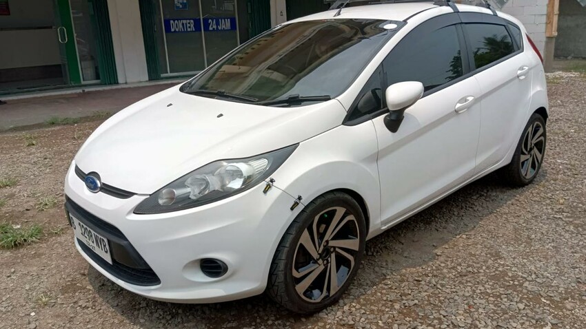 JUAL CEPAT! OPEN NEGO! Ford Fiesta 2012 Bensin