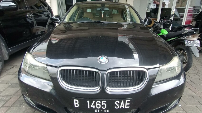 BMW 320i 2010 Bensin