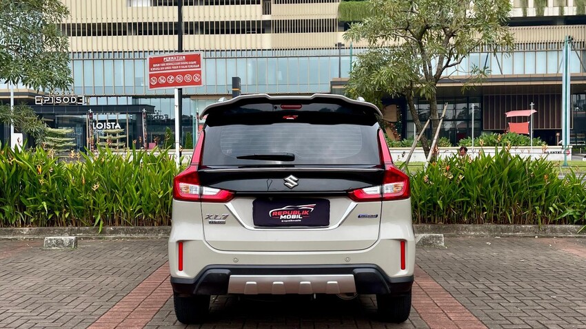 Suzuki XL7 Alpha 4x2 AT 2023 (Hybrid) odo 25rb!!