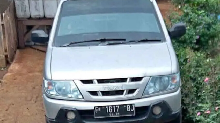 Mulus Siap Pakai ! Isuzu Panther LM 2.5 Manual Warna Silver Tahun 2005