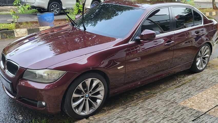 BMW 320i 2010 Bensin