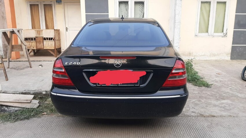 Mercedes-Benz E240 2004 Bensin