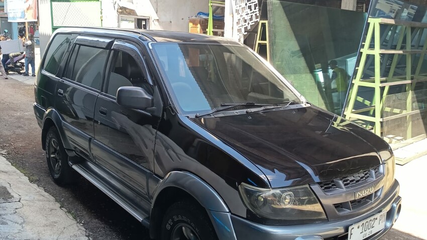 Varian Langka Mulus Isuzu Panther LV Adventure Warna Hitam Tahun 2006