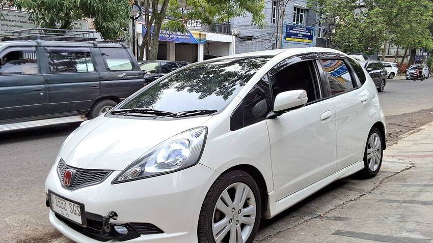 HONDA JAZZ 1.5 RS AT 2010 (Tdp13,5jt)