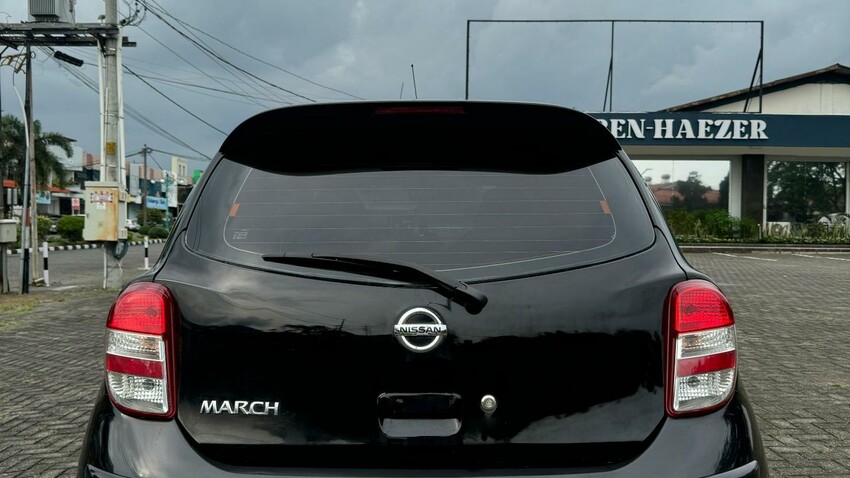 Nissan March 2011 Bensin