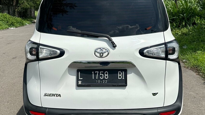 TDP 30JT Toyota Sienta 1.5 V Automatic 2017 Putih