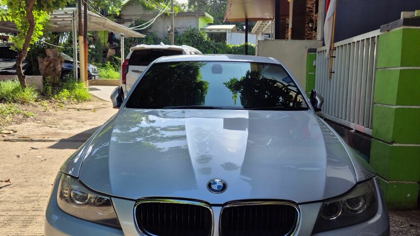 BMW 320i 2010 Bensin