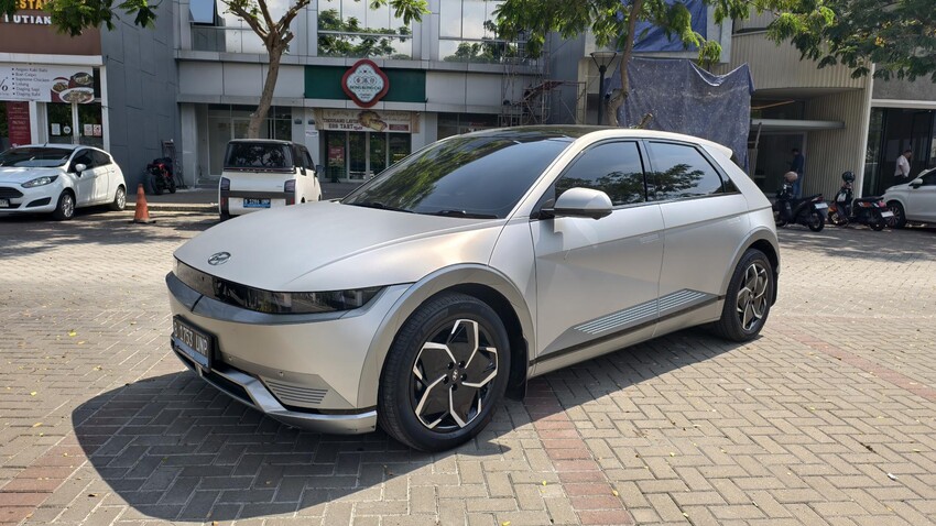 2023 Hyundai Ioniq 5 – Signature Standard Range – Gold Matte