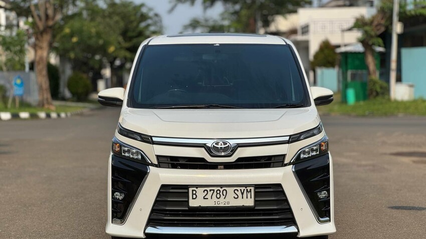 Toyota Voxy 2.0 AT 2018