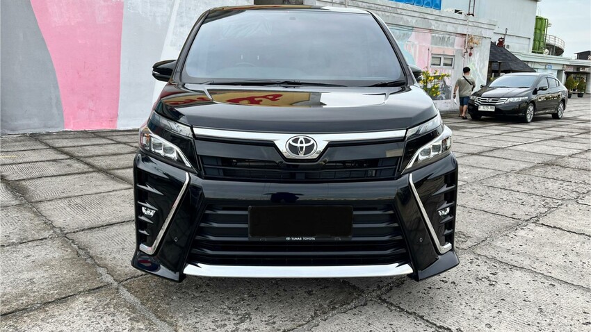 Toyota Voxy 2.0 at 2018