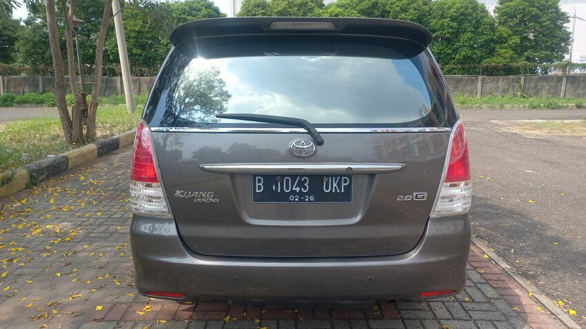 Toyota Kijang Innova 2011 Bensin