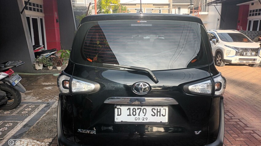 Toyota Sienta V AT 2017. Atas Nama Saya Sendiri