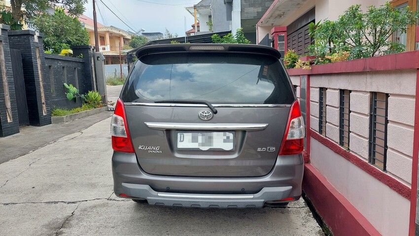 Toyota Kijang Innova 2011 Bensin